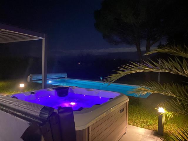 Magnifique villa avec piscine, Jacuzzi et Baignoire Balnéo