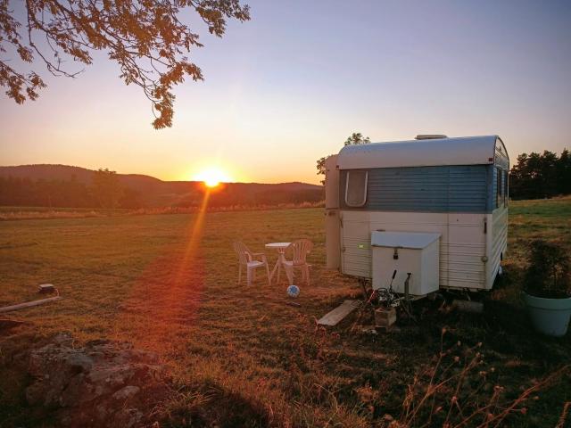 Caravane Vintage Atypique avec jacuzzi à la campagne