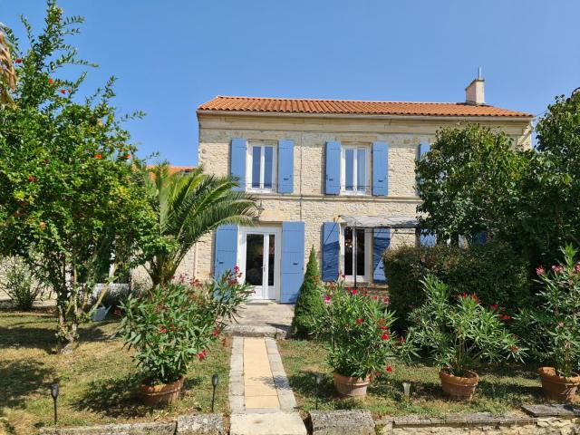 Maison de vacances en pierre avec piscine