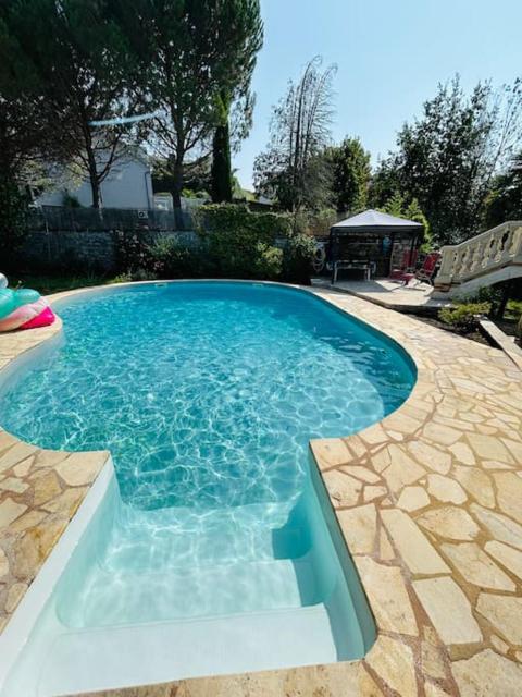 Charmant t2 dans une belle villa avec sa grande piscine