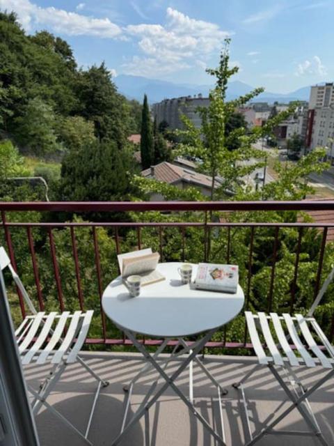 Appartement calme avec vue à 20 minutes de la gare