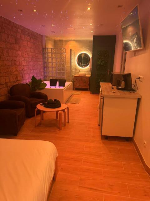 Suite Yao avec jacuzzi Montataire YaoSpa60