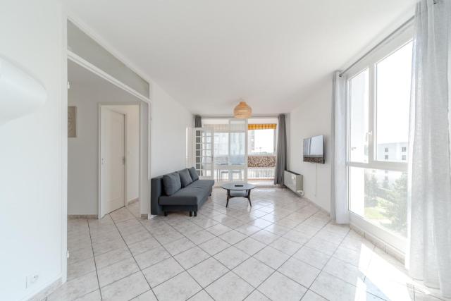 Spacious Apartment for 8 People - Bron Grand Clement