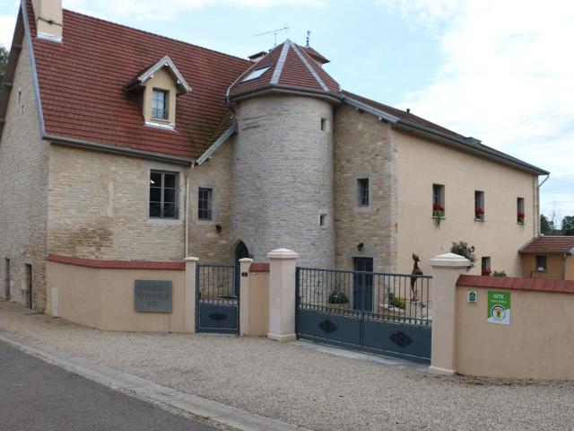 Maison de caractère avec piscine, spa, salle de jeux et Wi-Fi - FR-1-583-43