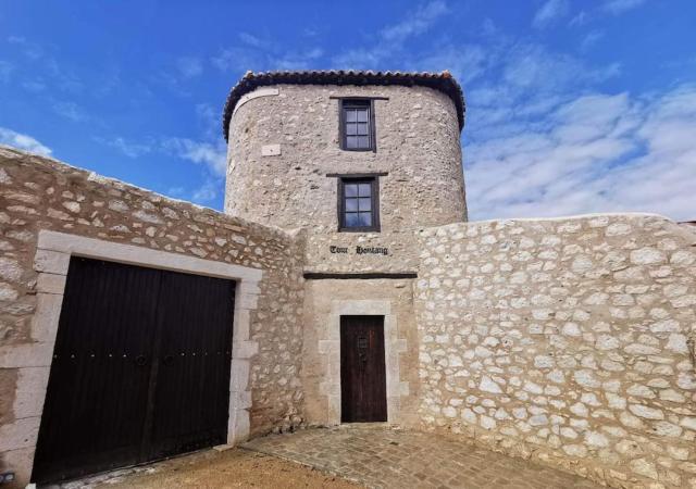 Tour médiévale fortifiée entièrement restauré