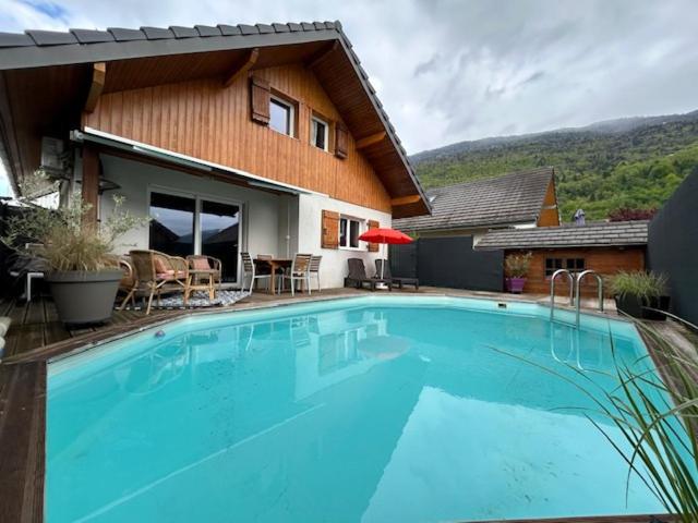 Maison individuelle avec piscine entourée de montagnes