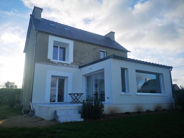 Maison vue sur mer avec jardin