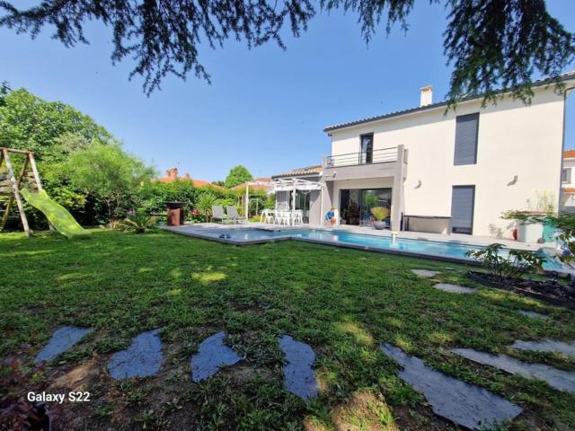 Maison familiale Piscine Jardin