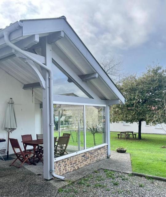 Dépendance dans maison très bien équipée avec terrasse dans village au calme