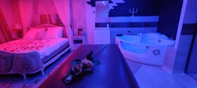 Love room avec spa privatif