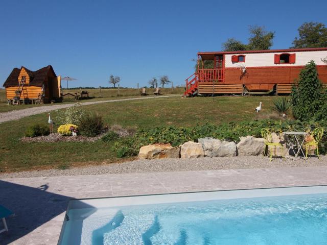 Séjour en roulotte avec piscine et WiFi en Vallée de la Saône - FR-1-583-79