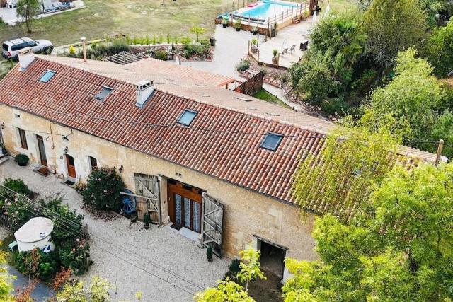 Gite La Vieille Grange, with pool in the Dordogne