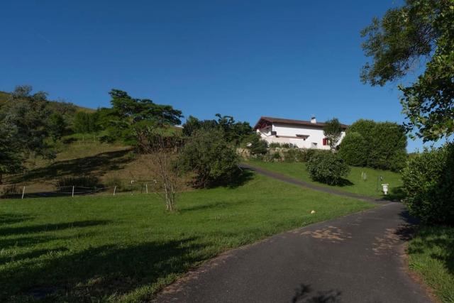 Bel appartement avec terrasse jardin vue montagne