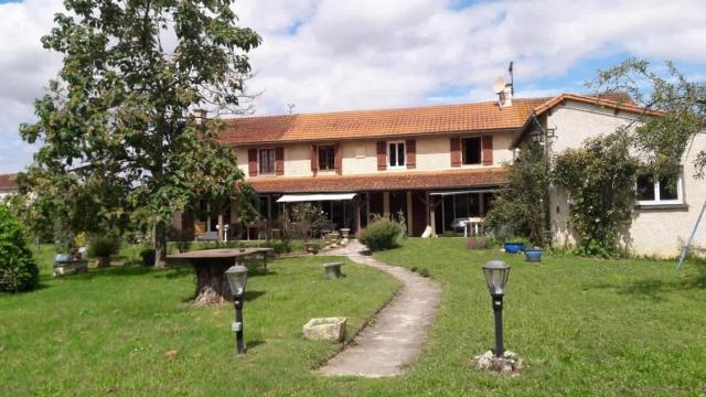 Spacious house with large garden in Valdivienne