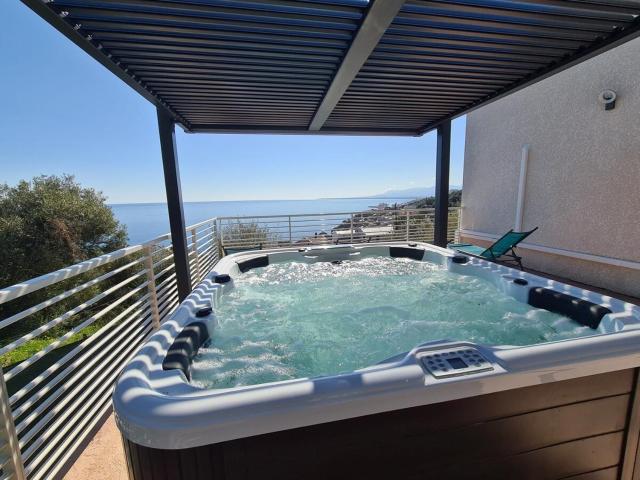 6-person apartment in sea view villa with jacuzzi