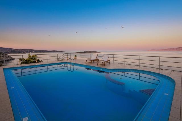 Villa Elion with Pool and Amazing Views, By Hellocrete