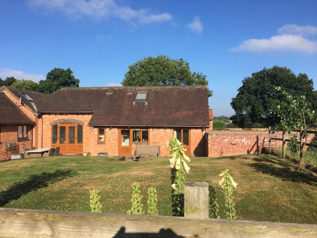 Coach House at Oaks Barn Farm Alcester with optional hire Salt water hot tub