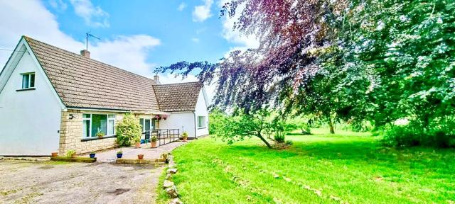 THREE BEDROOM Rural, relaxing and peaceful,DOGS welcome! With Cymru Holidays