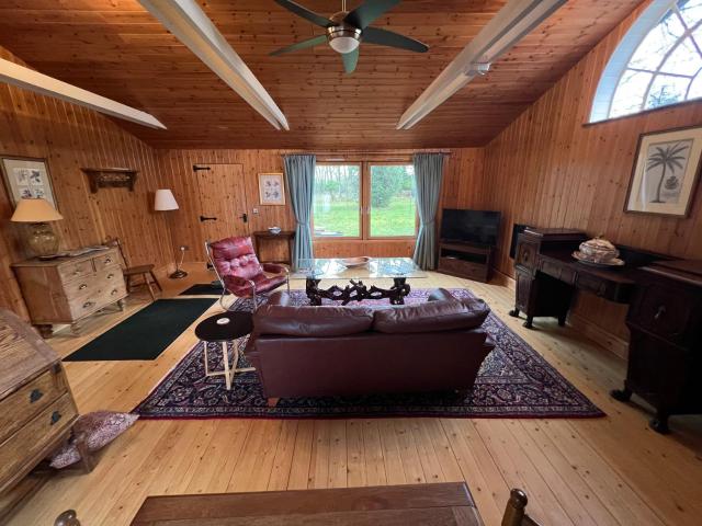 Spacious eco-energy timber barn in Chadbury