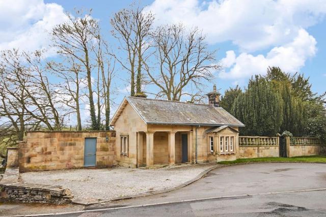 North Lodge - 17th Century Gate Cottage at Hassop Hall