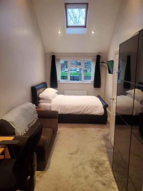 Large Kingsize ensuite in Kingswood, Bristol, BS15