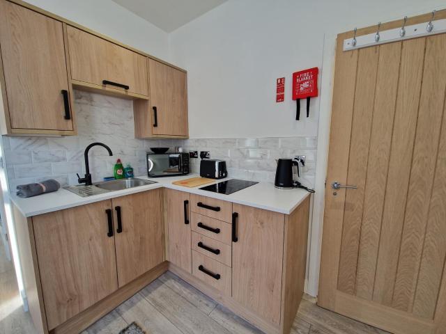 Flat 1, Modern studio apartment, Tynte Hotel, Mountain Ash