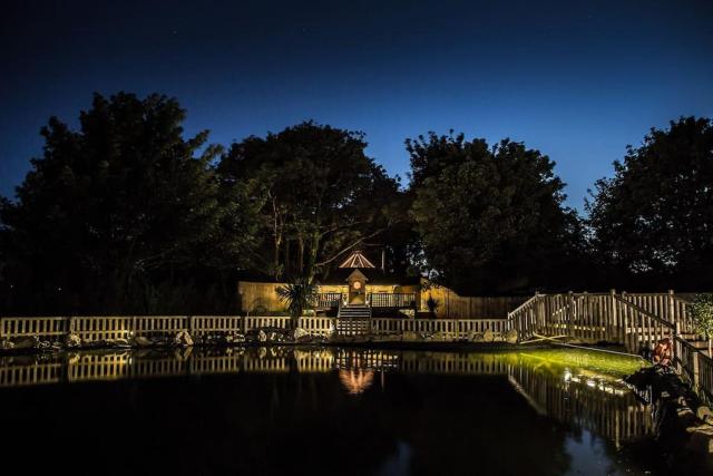 Romantic Treehouse with Hot Tub & BBQ Lodge