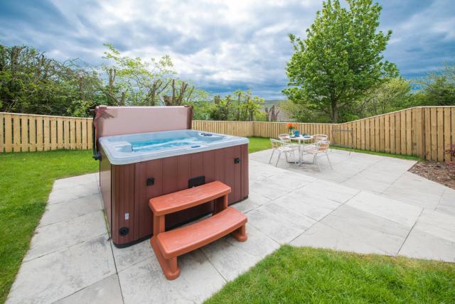 Maple Cottage with Hot Tub