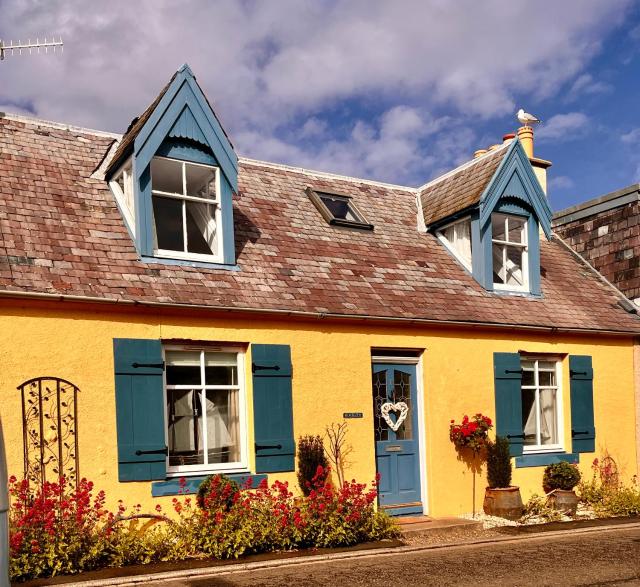 Romantic luxury Cottage right next to the ocean