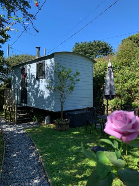 Tides Reach, Deluxe Shepherds hut 1, 100m from the Beach