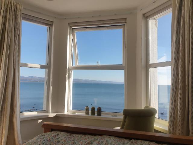 Bay View, Sleeps 18, 7 Bedrooms, 7 Bathrooms, Seafront, Criccieth