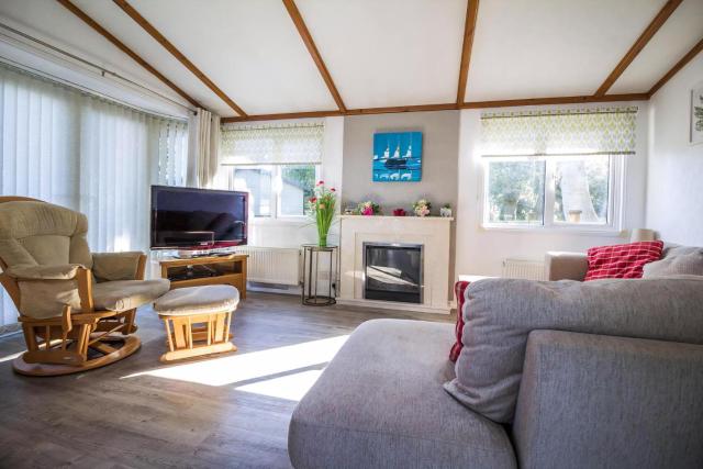 Pet Friendly, Luxury Lodge With Decking In Suffolk Near The Beach Ref 32108A