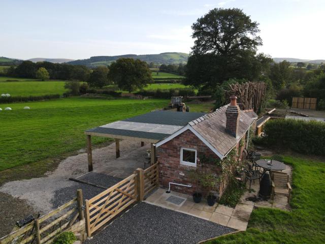 Romantic cottage style cabin, breathtaking views, private HOT TUB