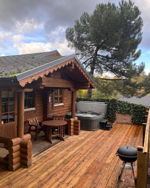 Romantic Log Cabin With Hot Tub