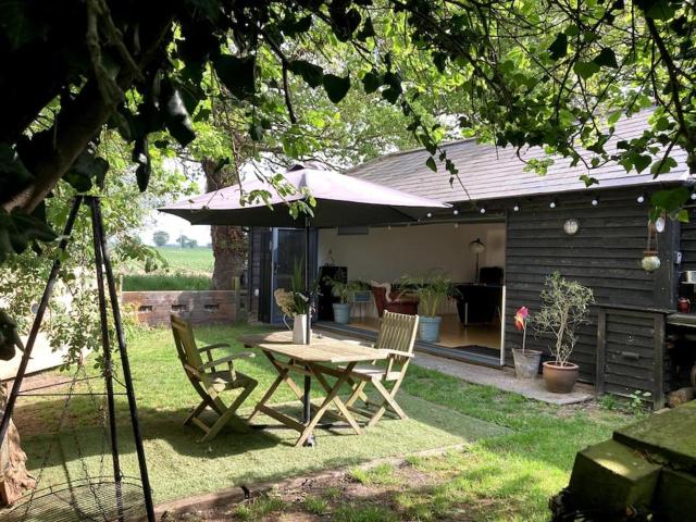 Crossing Retreat - POOL table, PROJECTOR, BARN