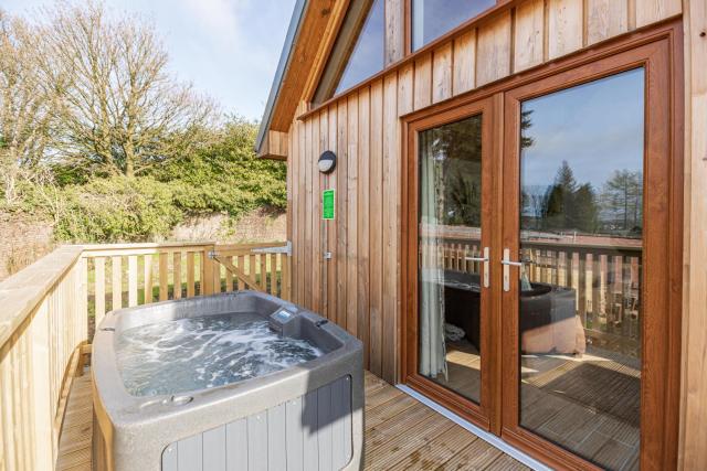 Kestrel Lodge 3 with Hot Tub