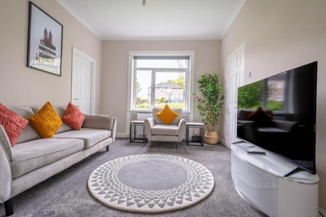 4 Bedrooms Homely House - Sleeps 6 Comfortably with 6 Double Beds,Glasgow, Free Street Parking, Business Travellers, Contractors, & Holiday-Goers, Near All Major Transport Links in Glasgow & City Centre