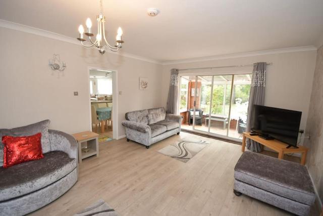 Little Hare Lodge - Spacious 2 bedroom attached bungalow