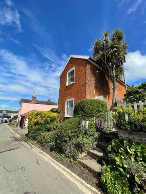 Suffolk Riverside Cottage with Panoramic Views in Pin Mill