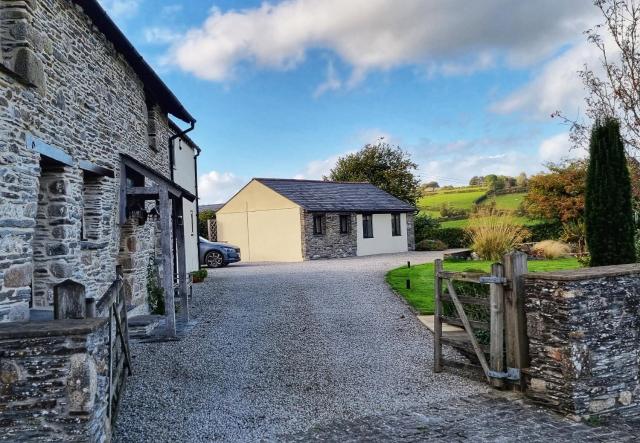 Lovely Little Garden Cottage, Tamar Valley, Cornwall