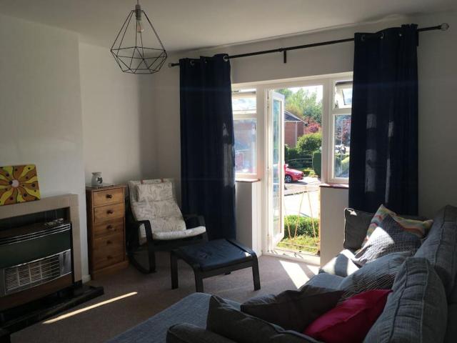 Entire 2 bed apartment - Up to 4 guest - 10 min from station and town centre