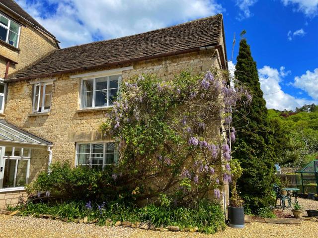 Cupcake Cottage: Quintessential Cotswold Cottage