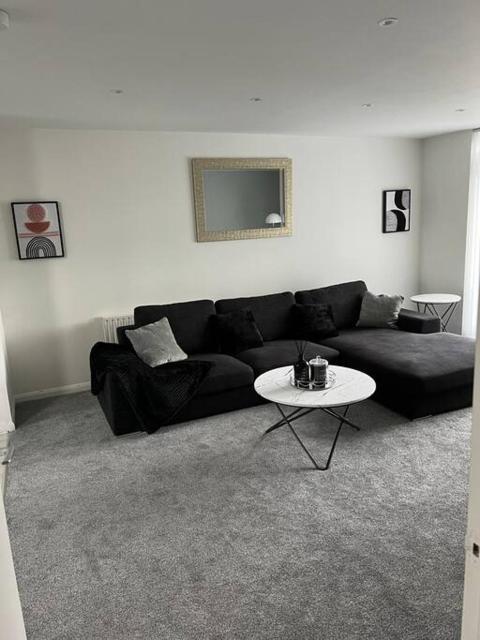 Spacious 1 Bedroom rental unit in West London