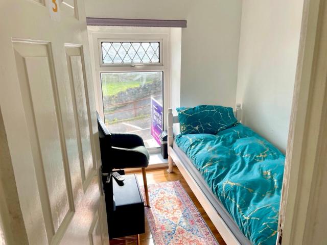 Single bed in a peaceful house in Morriston