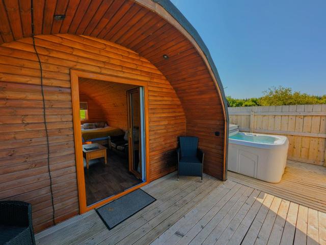 Pond View Pod 2 with Private Hot Tub -Pet Friendly- Fife - Loch Leven - Lomond Hills