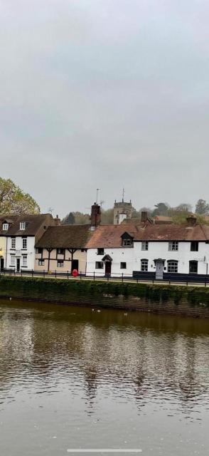 Bewdley River Cottage - Free private gated parking for 2 cars - River front location