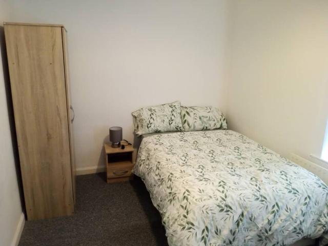 Double-bed (H2) close to Burnley city centre