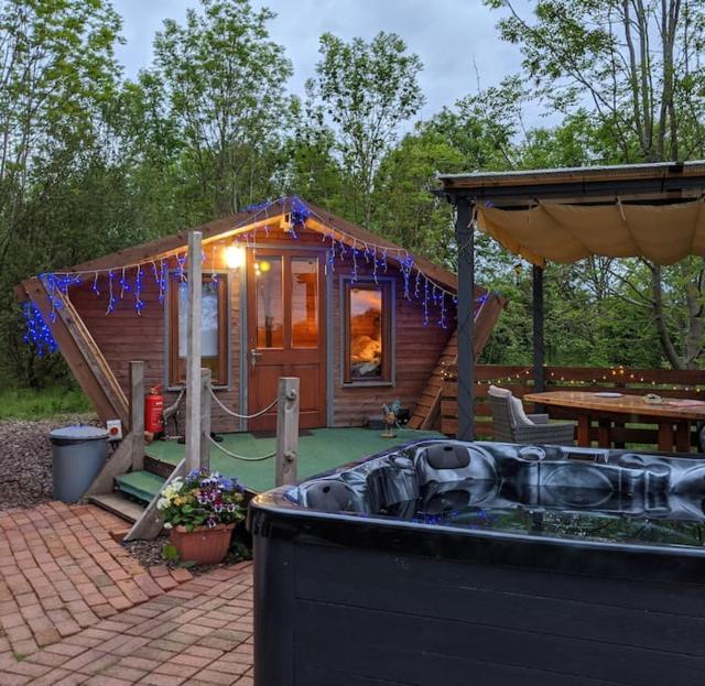 Wooden tiny house Glamping cabin with hot tub 1