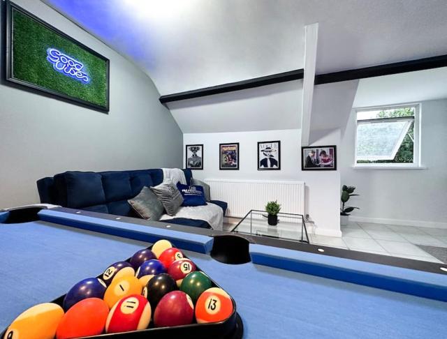 Sleek Skyward Serenity 2bed with Pool Table - Ystrad