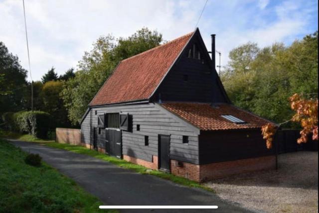 Cheerful 4 bedroom barn conversion with log burner